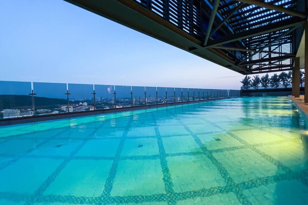 7 Mossaz skypool 5mins to 1U and Ikea atEmpire City photo 1