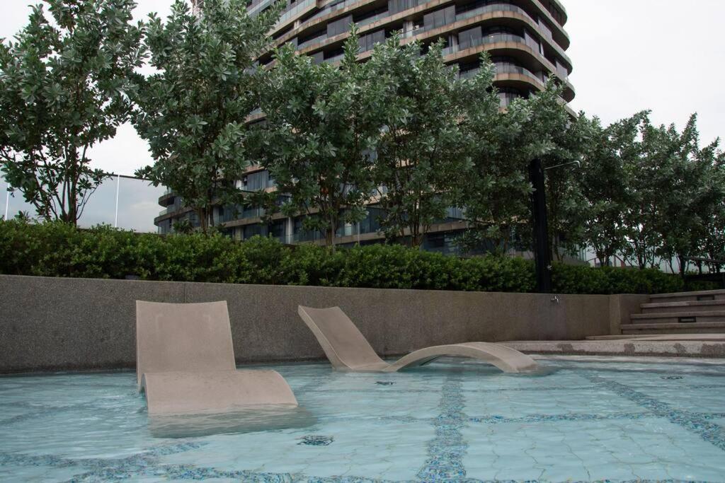 7 Mossaz skypool 5mins to 1U and Ikea atEmpire City photo 2