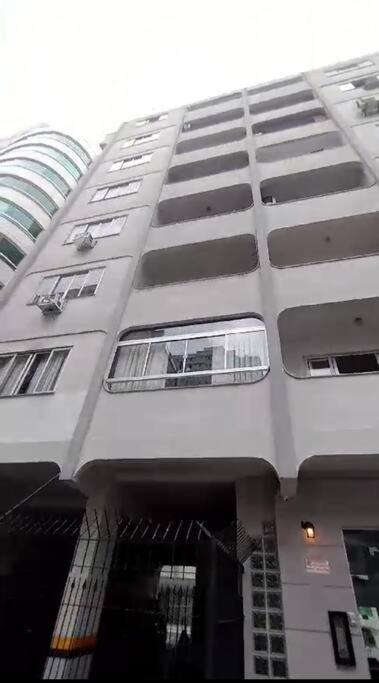 Apto 02 quartos climatizados rua 701 centro Balneário Camboriú SC