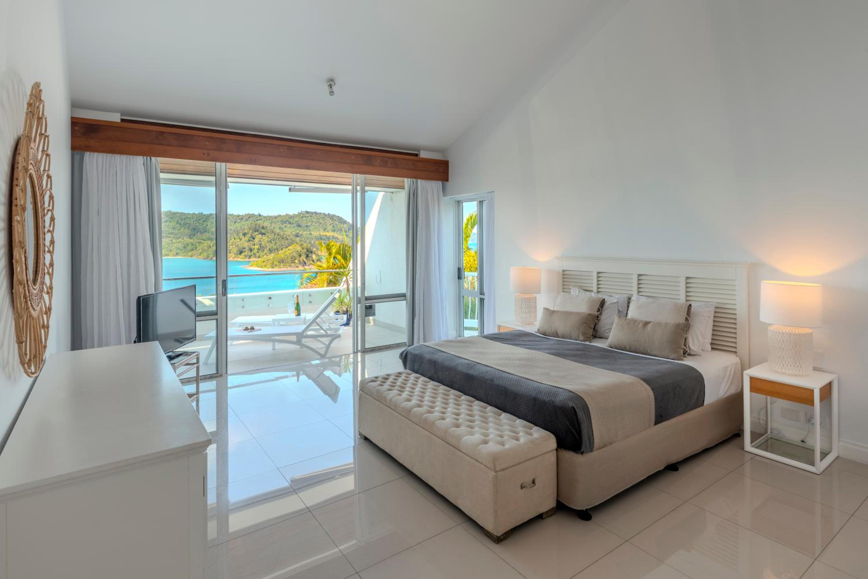 Bella Vista E9 - Ocean View Spacious 2 Bedroom with golf buggy
