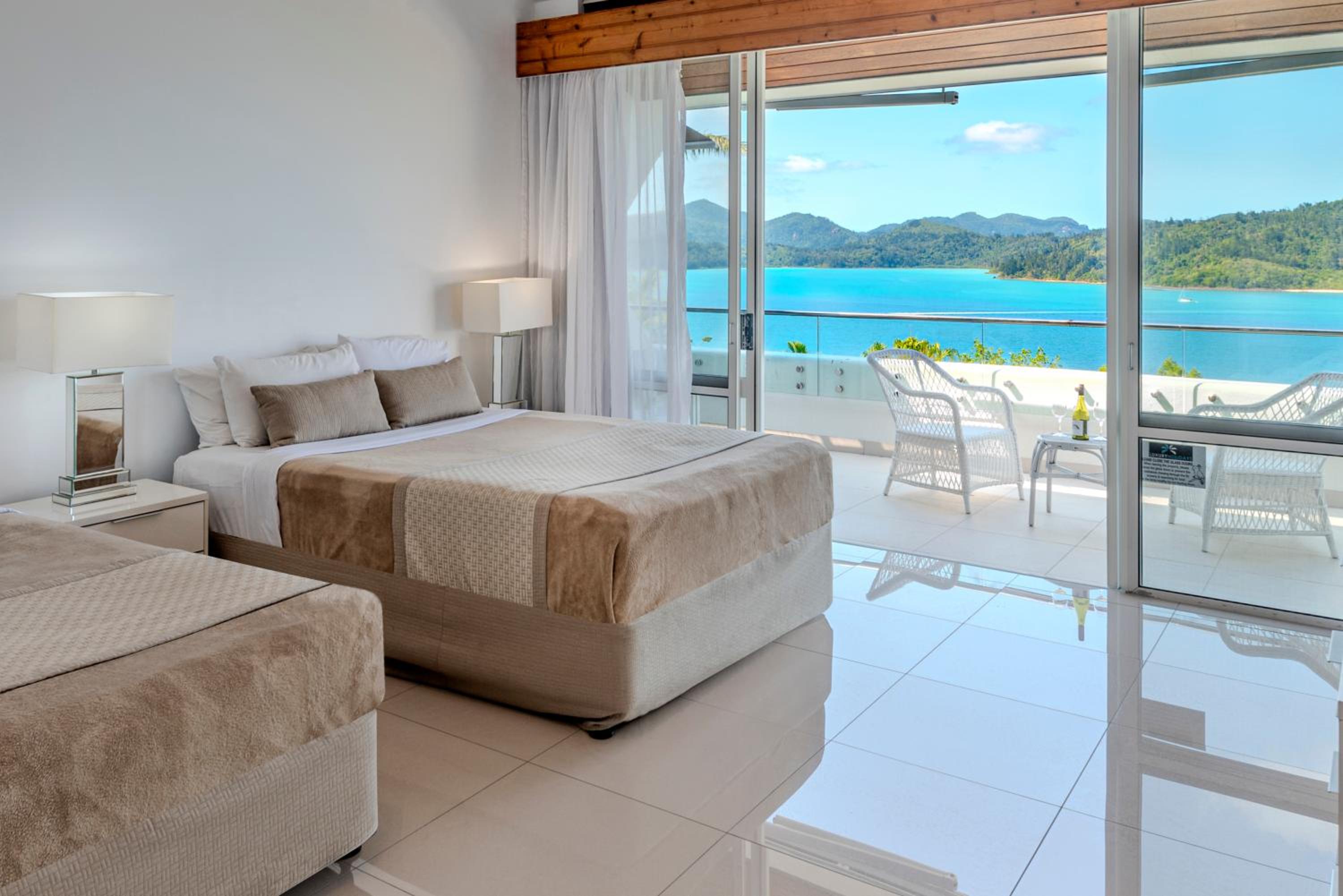 Bella Vista E9 - Ocean View Spacious 2 Bedroom with golf buggy