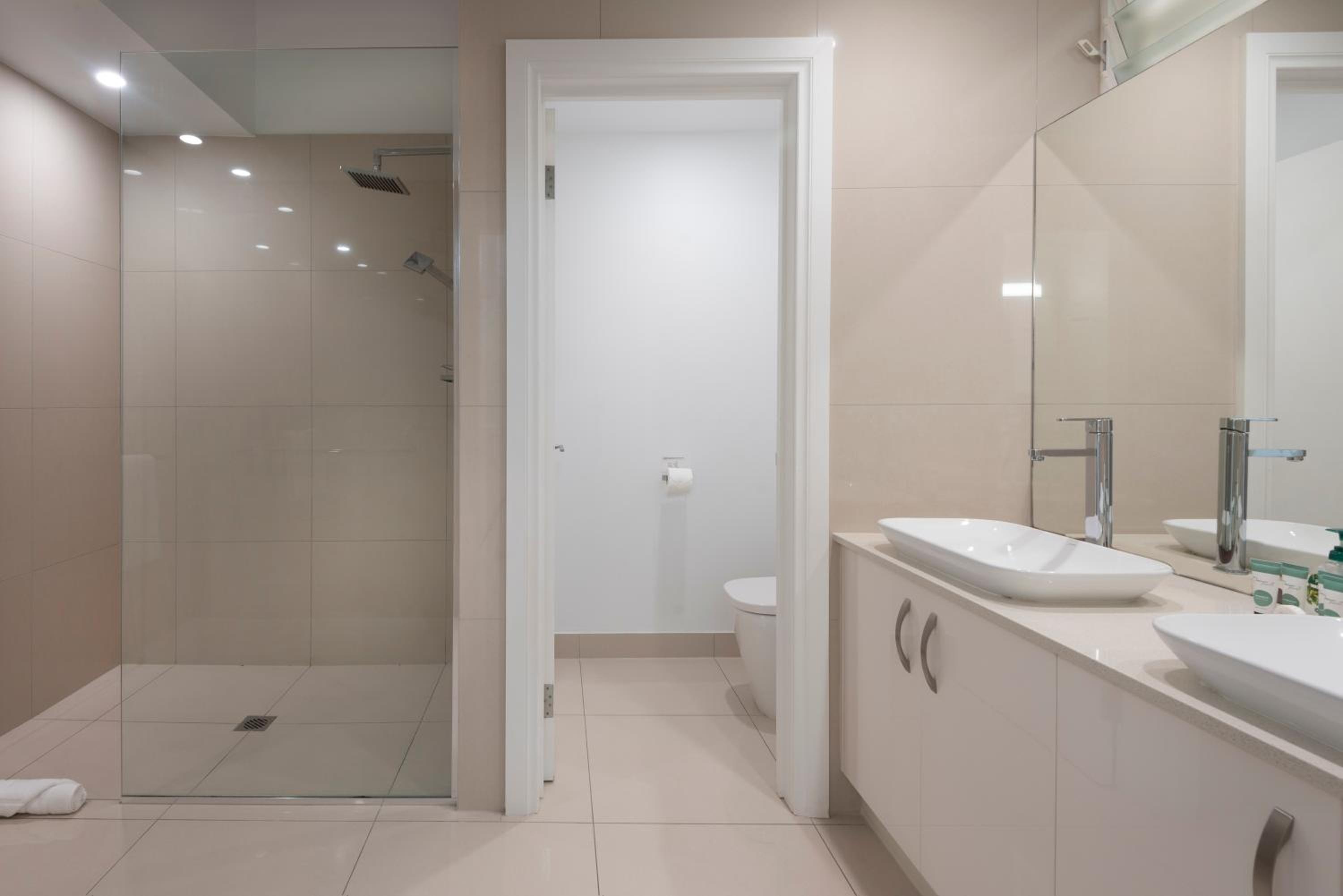 Bella Vista E9 - Ocean View Spacious 2 Bedroom with golf buggy