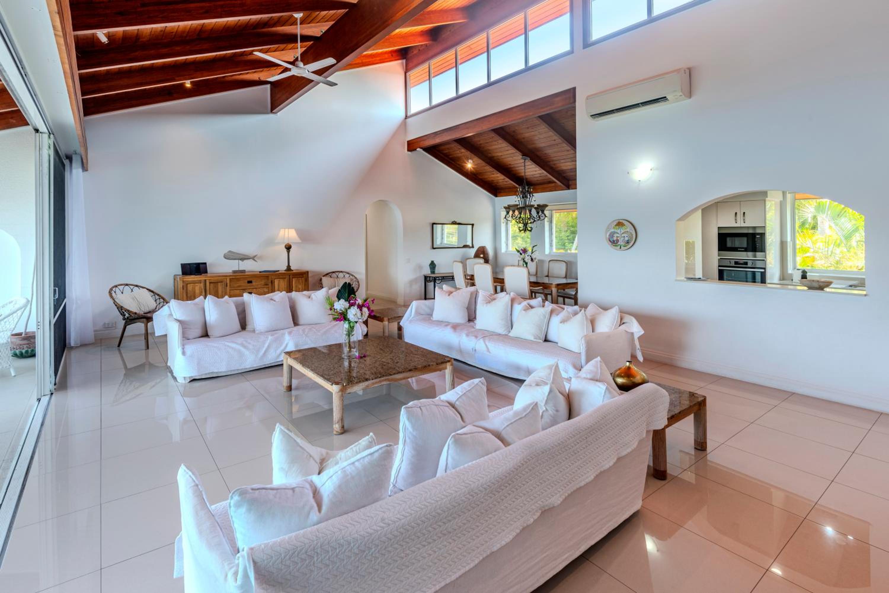 Bella Vista E9 - Ocean View Spacious 2 Bedroom with golf buggy