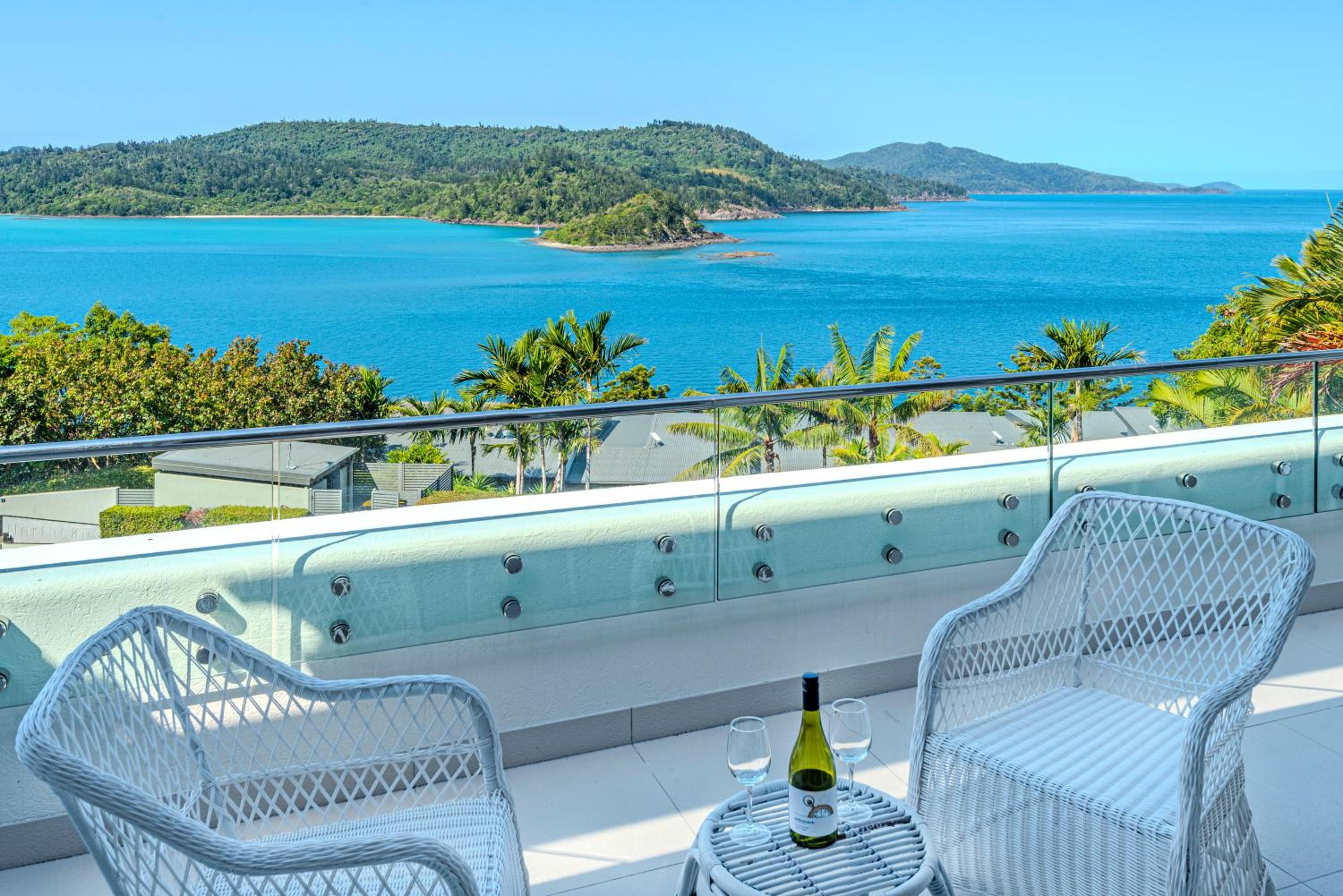 Bella Vista E9 - Ocean View Spacious 2 Bedroom with golf buggy