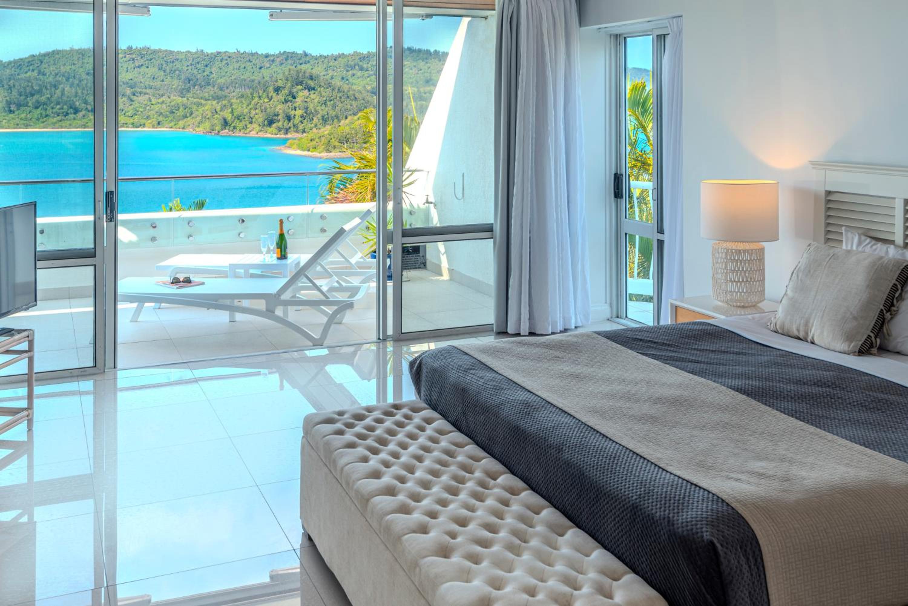 Bella Vista E9 - Ocean View Spacious 2 Bedroom with golf buggy