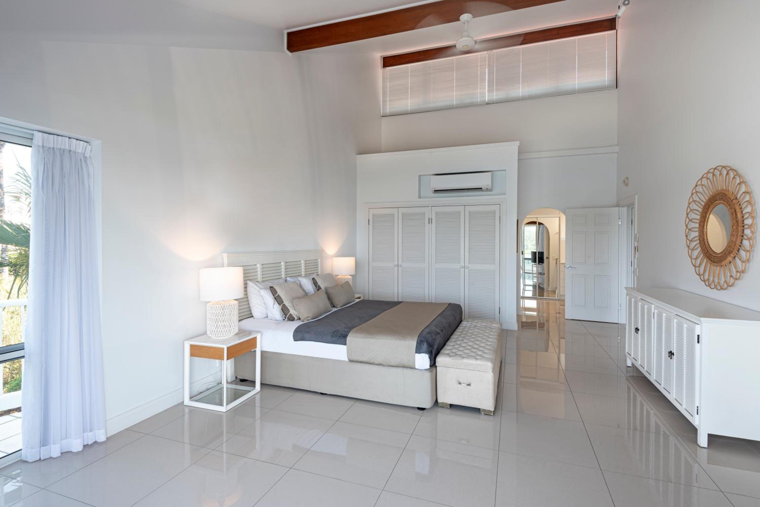 Bella Vista E9 - Ocean View Spacious 2 Bedroom with golf buggy