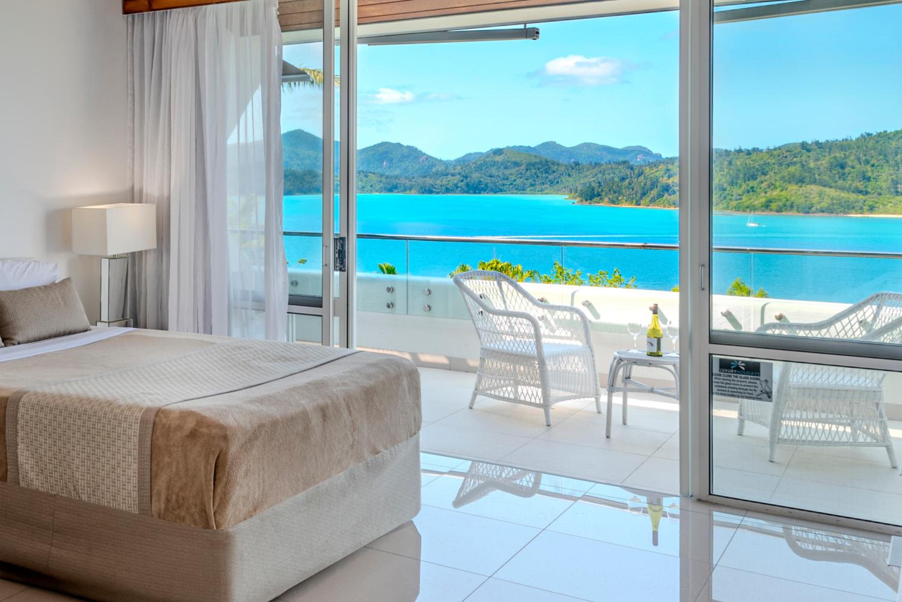 Bella Vista E9 - Ocean View Spacious 2 Bedroom with golf buggy