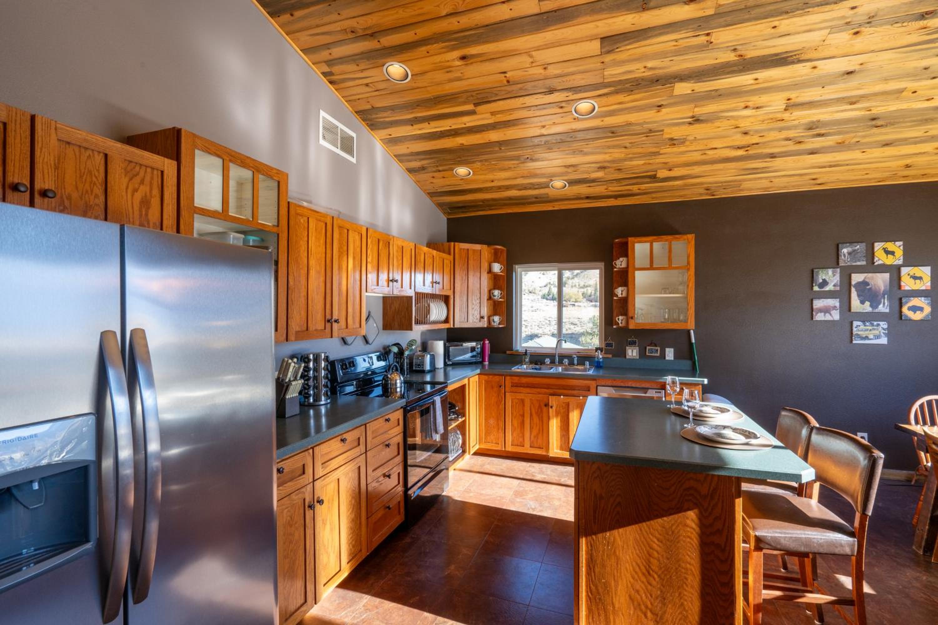 Large home less than 5 miles to Yellowstone North Entrance, Sleeps up to 8