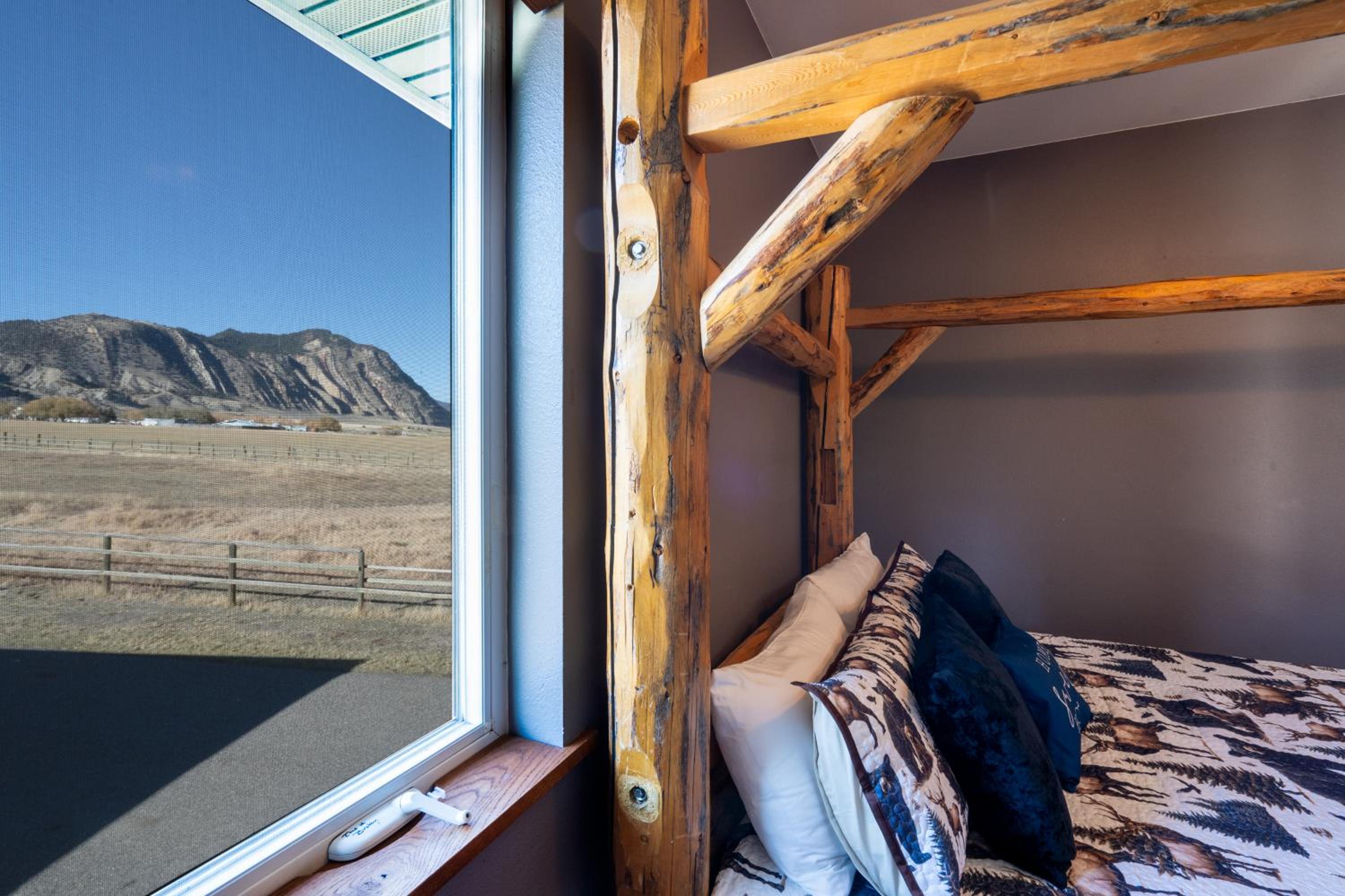 Large home less than 5 miles to Yellowstone North Entrance, Sleeps up to 8