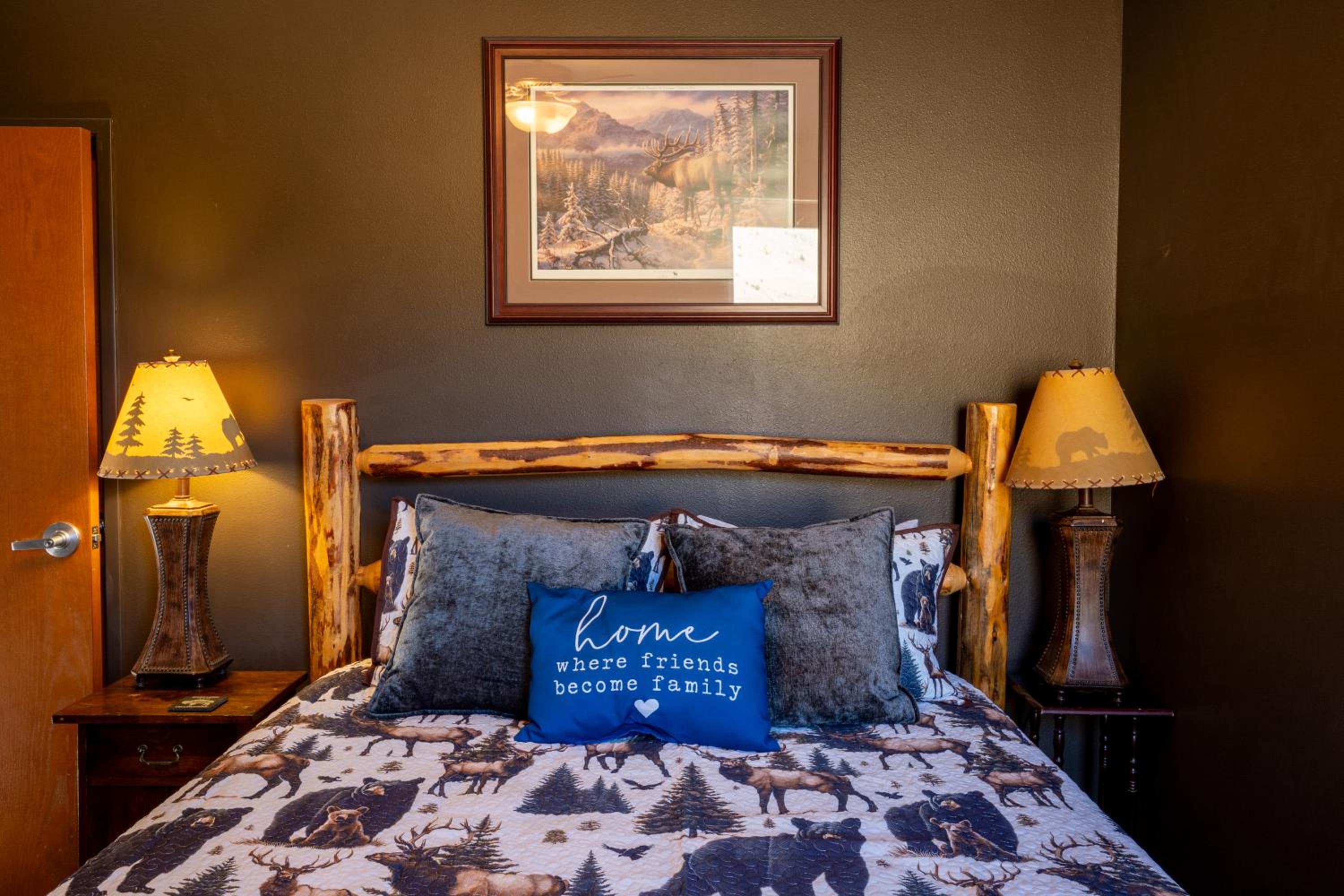 Large home less than 5 miles to Yellowstone North Entrance, Sleeps up to 8