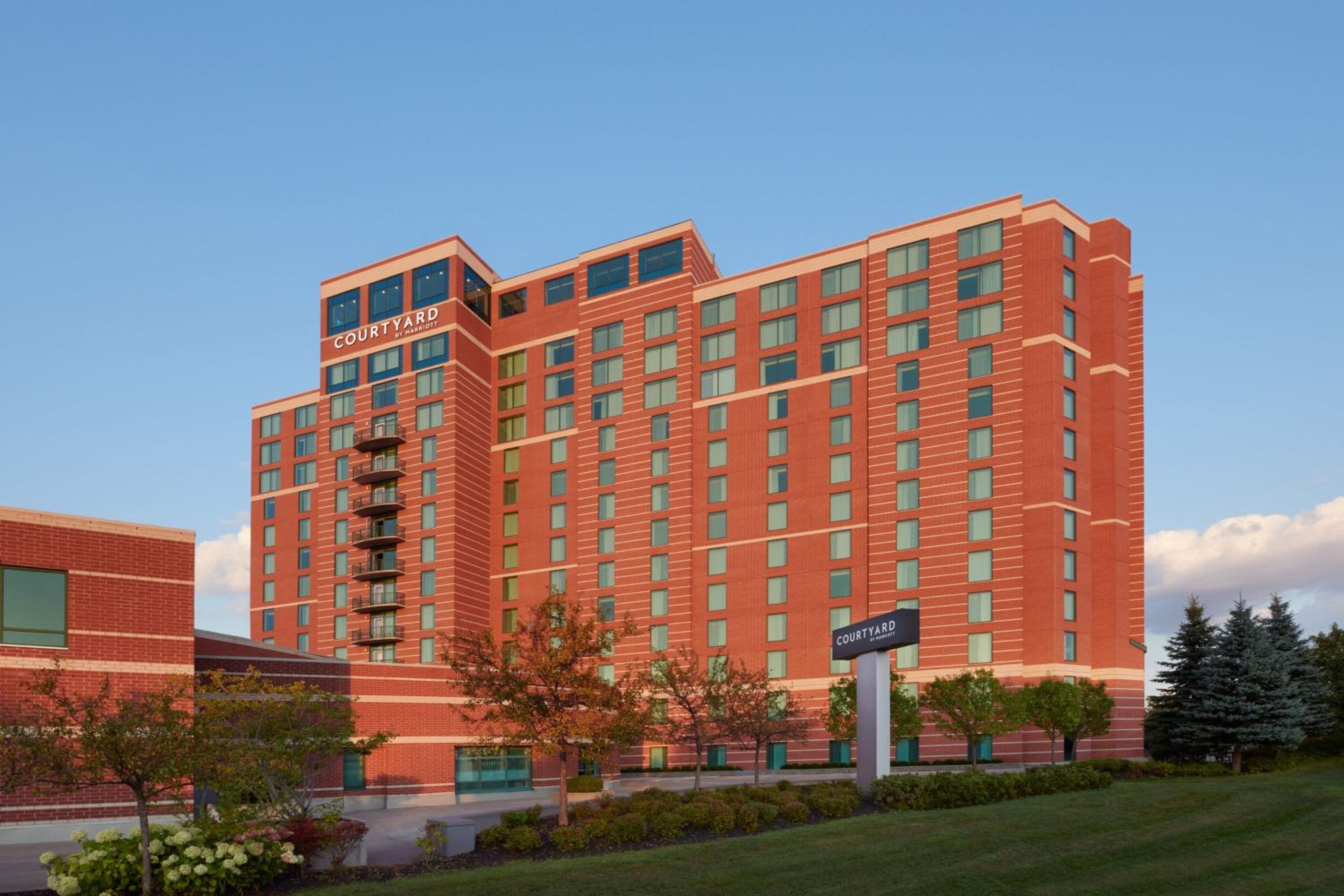 Hotel Courtyard by Marriott Ottawa East - Image 1