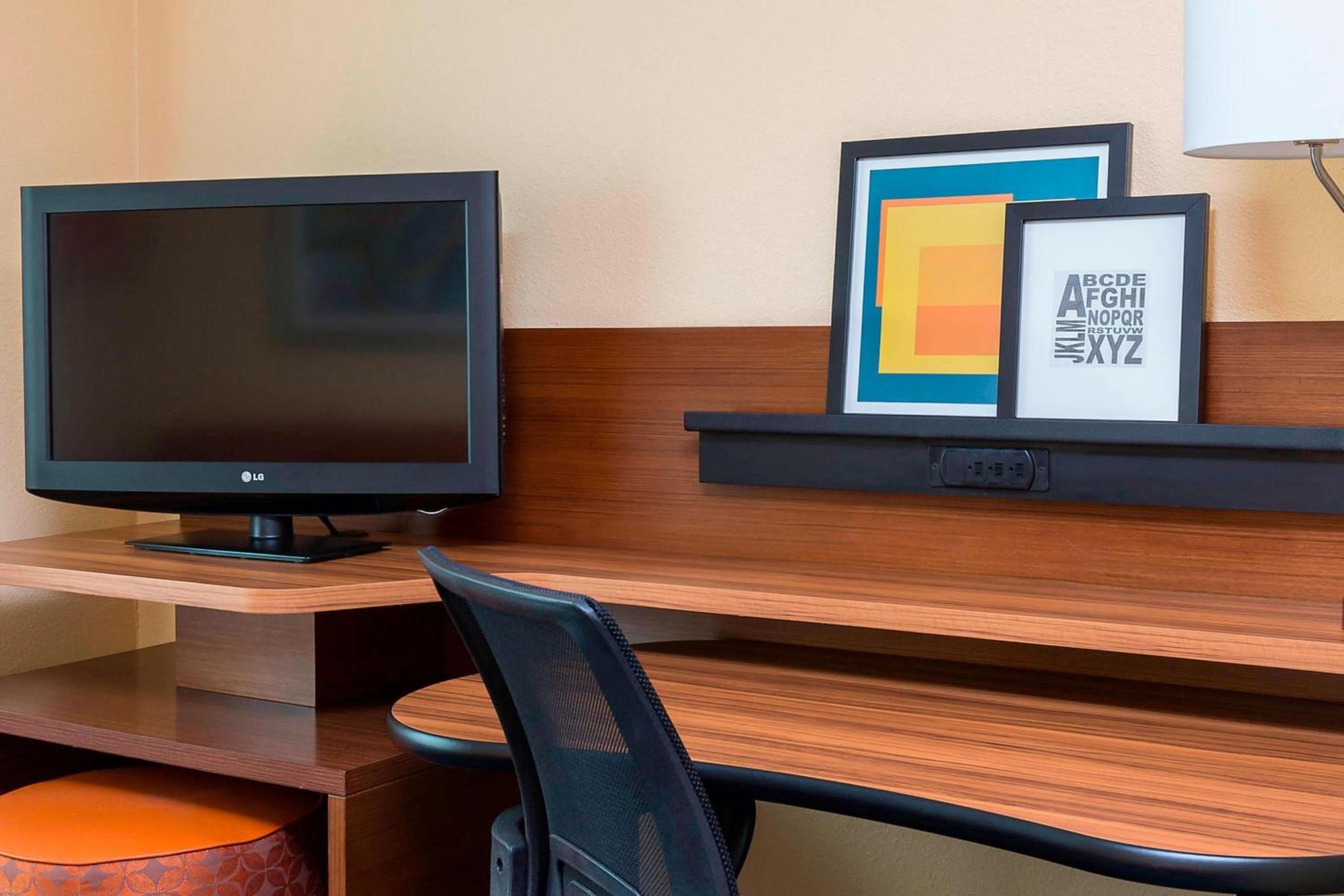 Galesburg Vacations - Fairfield Inn Suites by Marriott Galesburg - Property Image 18
