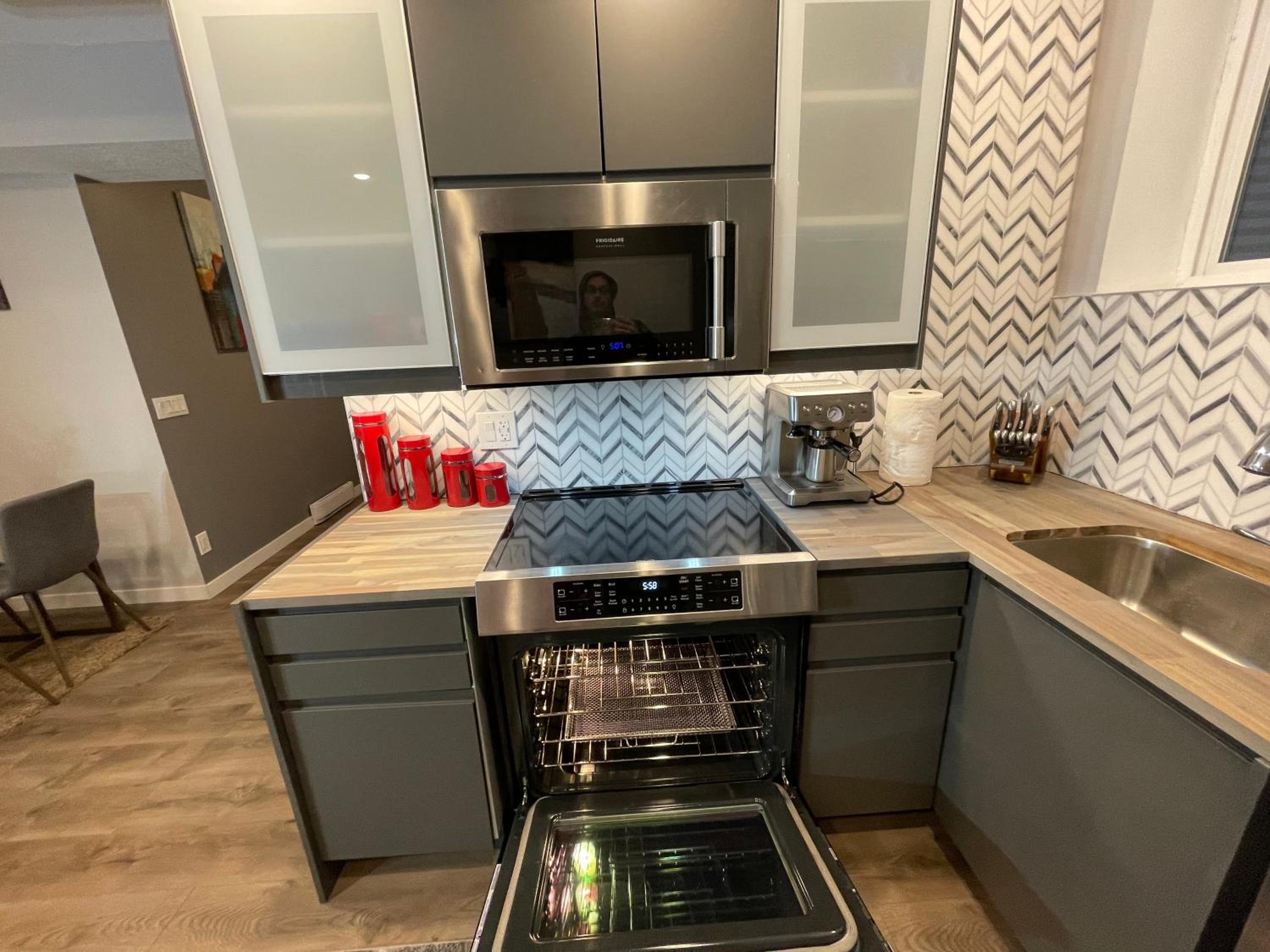 Comfortable and Beautiful Brand-New Suite BSMT-Two Bedroom, Two Washrooms