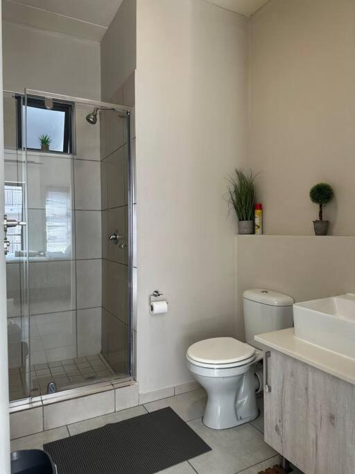 Cozy Bachelor in Midrand Grand Central view 2