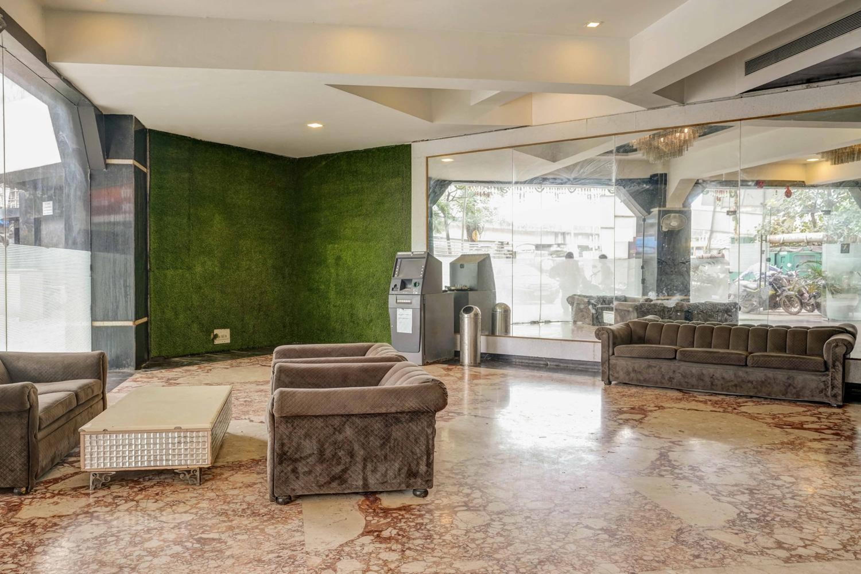 Lobby & Reception