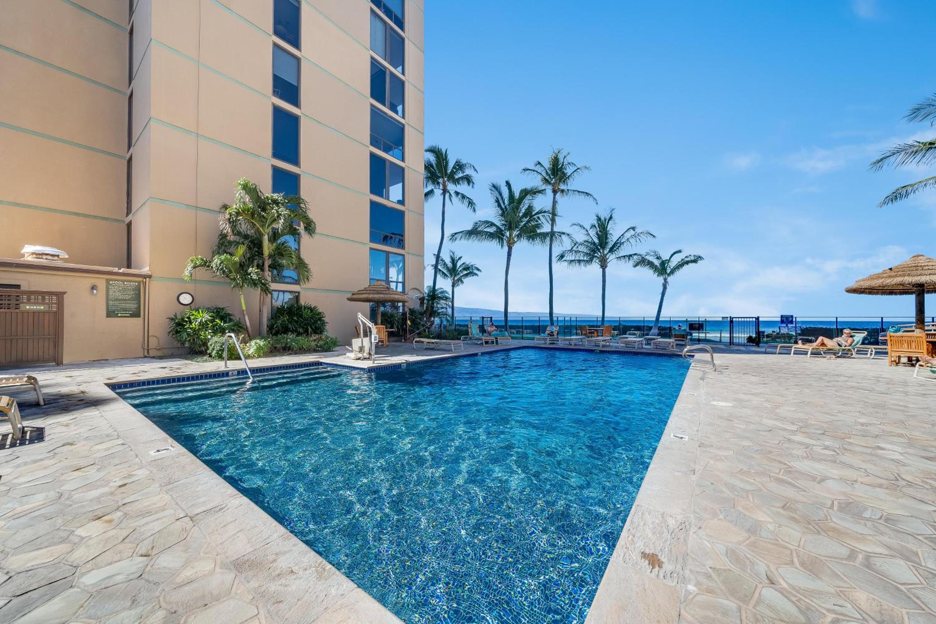 Mahana 302 · MA302 Spectacular BeachFront Studio w Pool AC