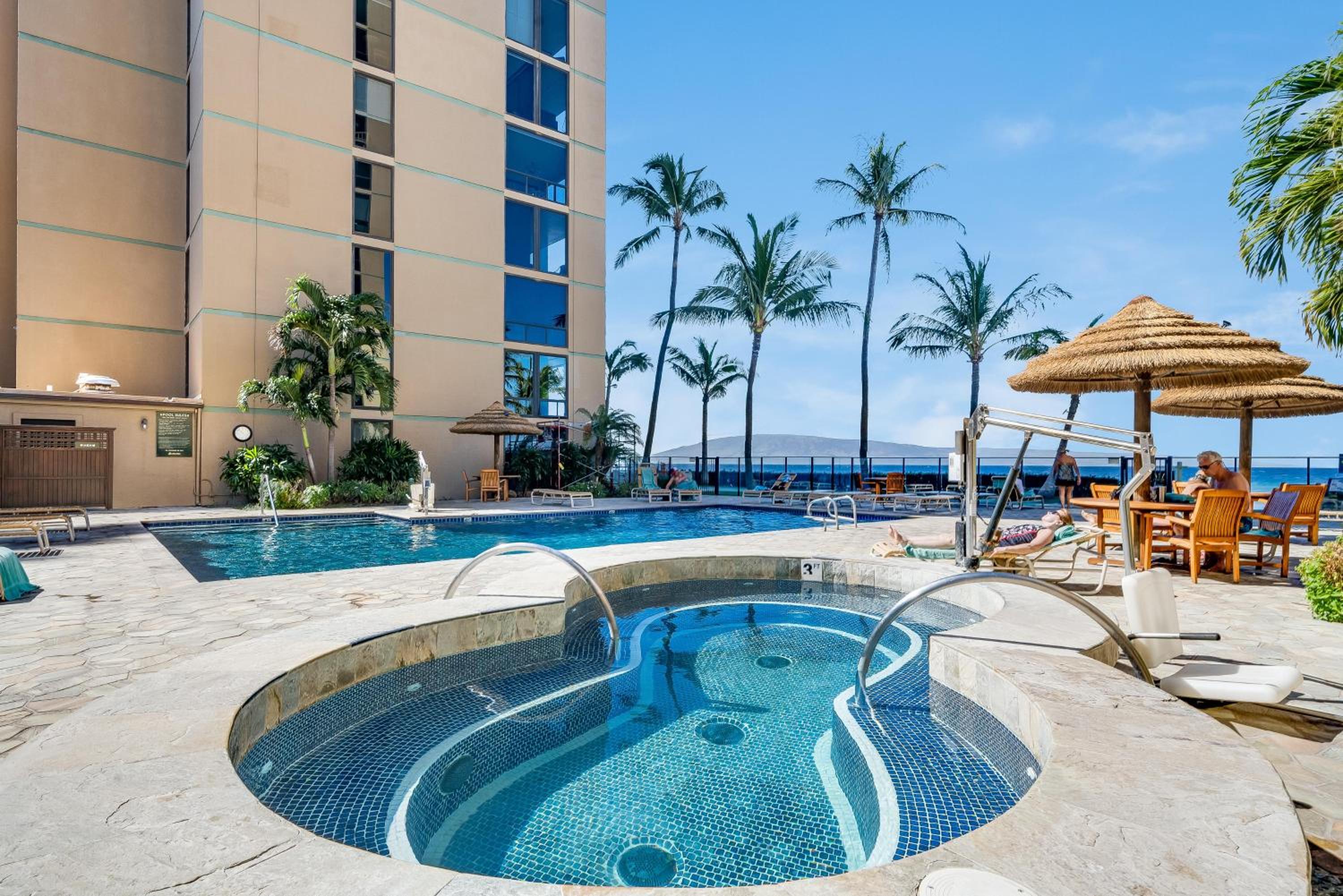 Mahana 302 · MA302 Spectacular BeachFront Studio w Pool AC