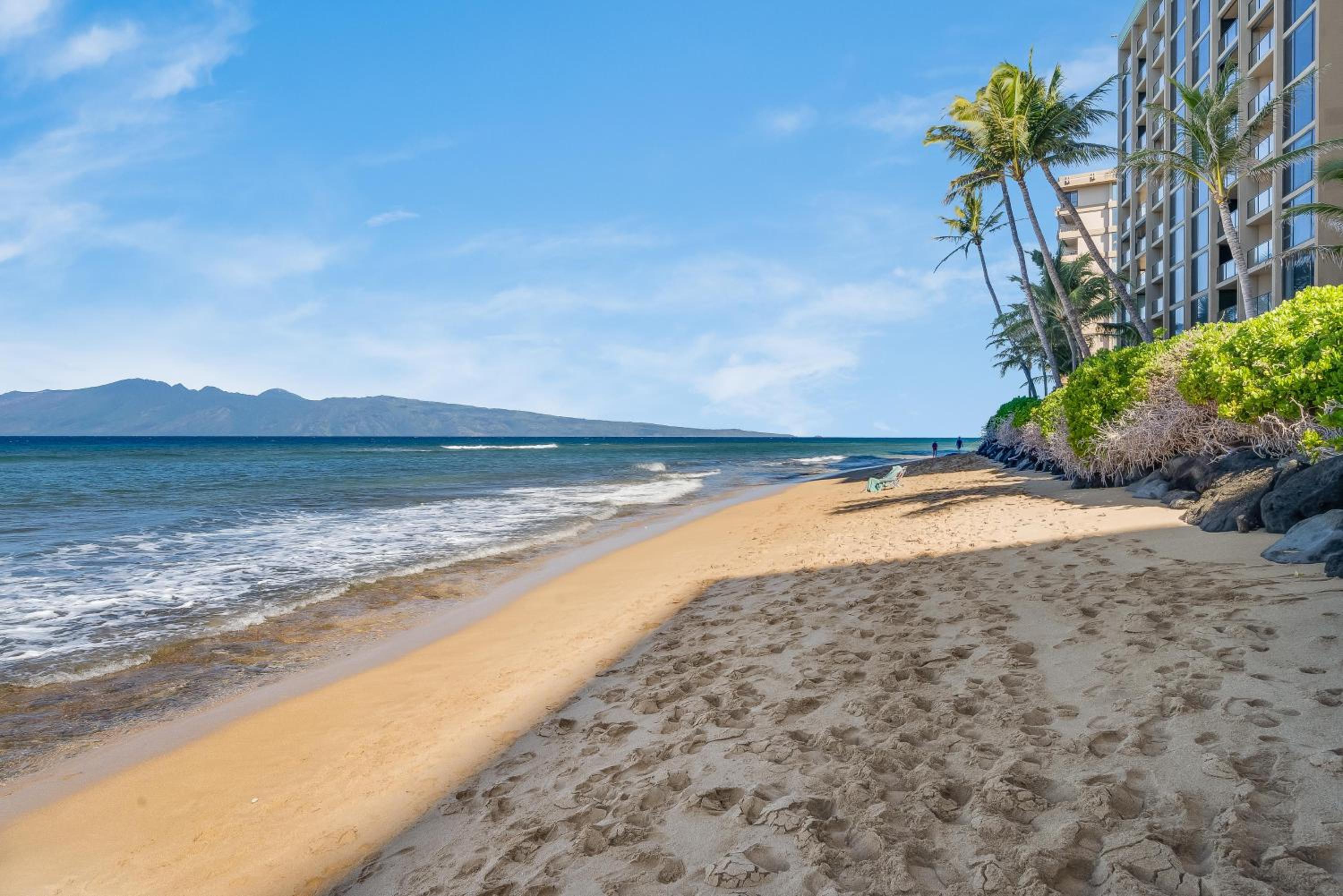 Mahana 302 · MA302 Spectacular BeachFront Studio w Pool AC