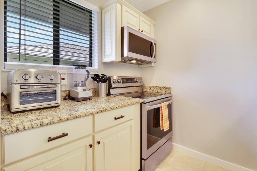 Private Cottage in West Palm Beach Florida - Property Image 23