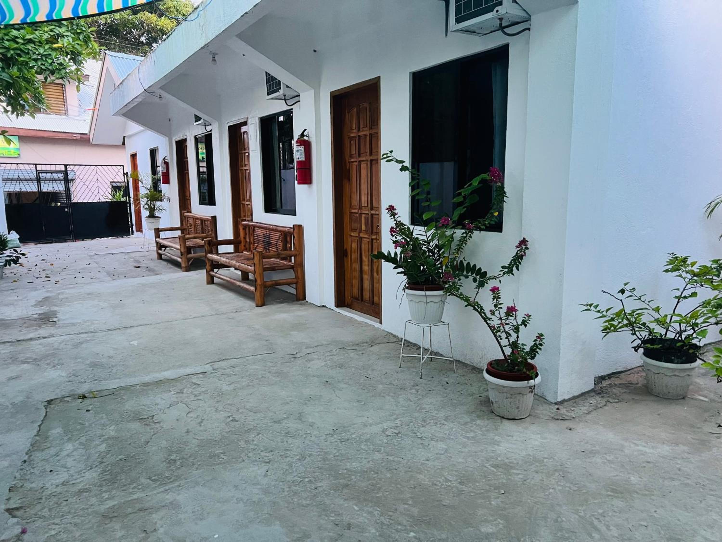 GJES HOSTEL and GUESTHOUSE
