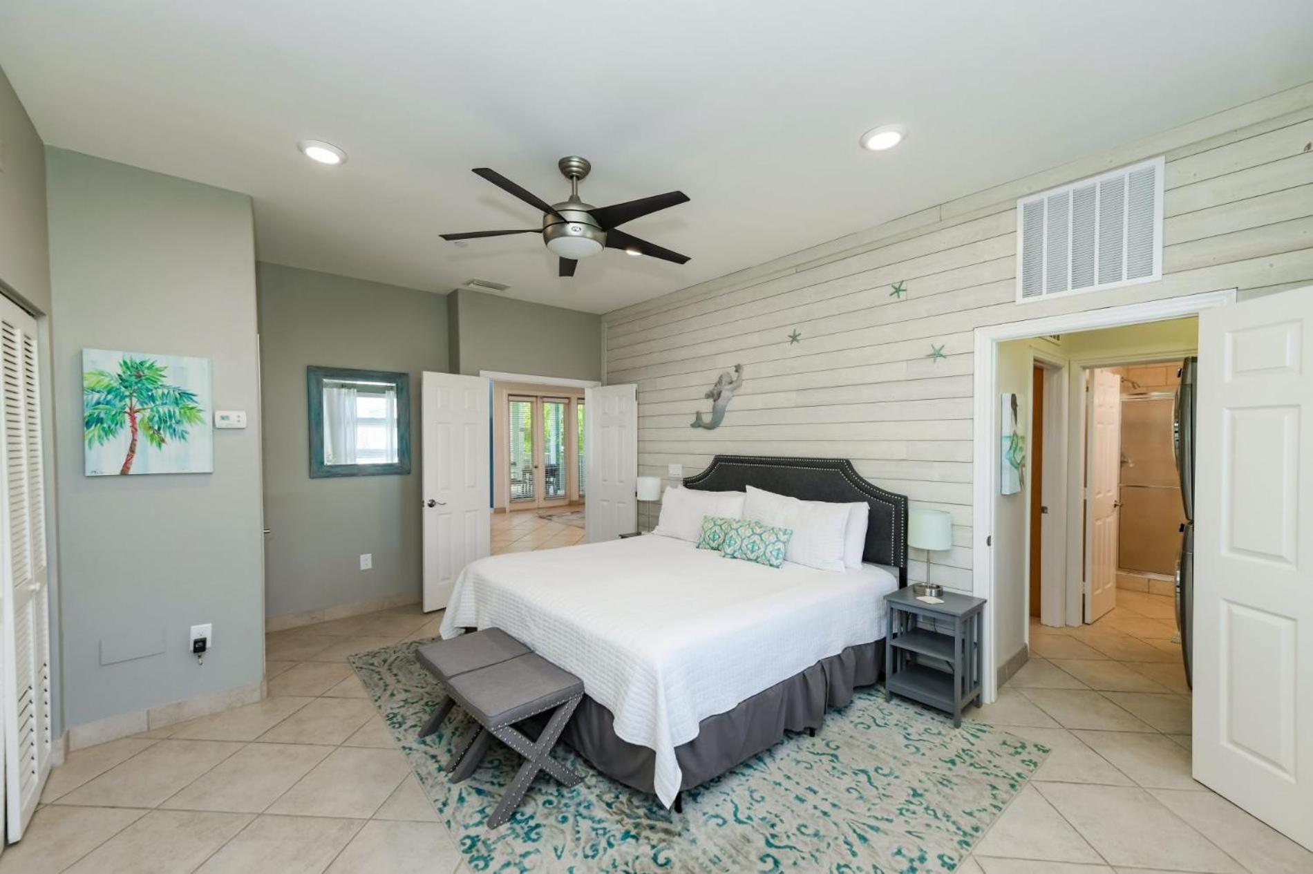 Points Hideaway - Luxury Retreat w Private Pool Deck Stunning Bay Views