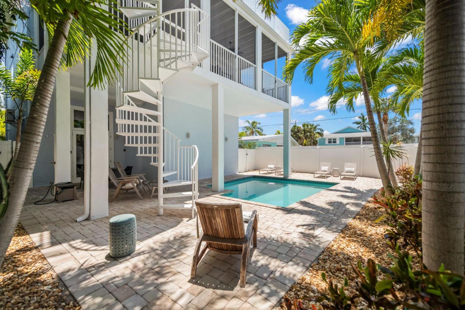 Points Hideaway - Luxury Retreat w Private Pool Deck Stunning Bay Views