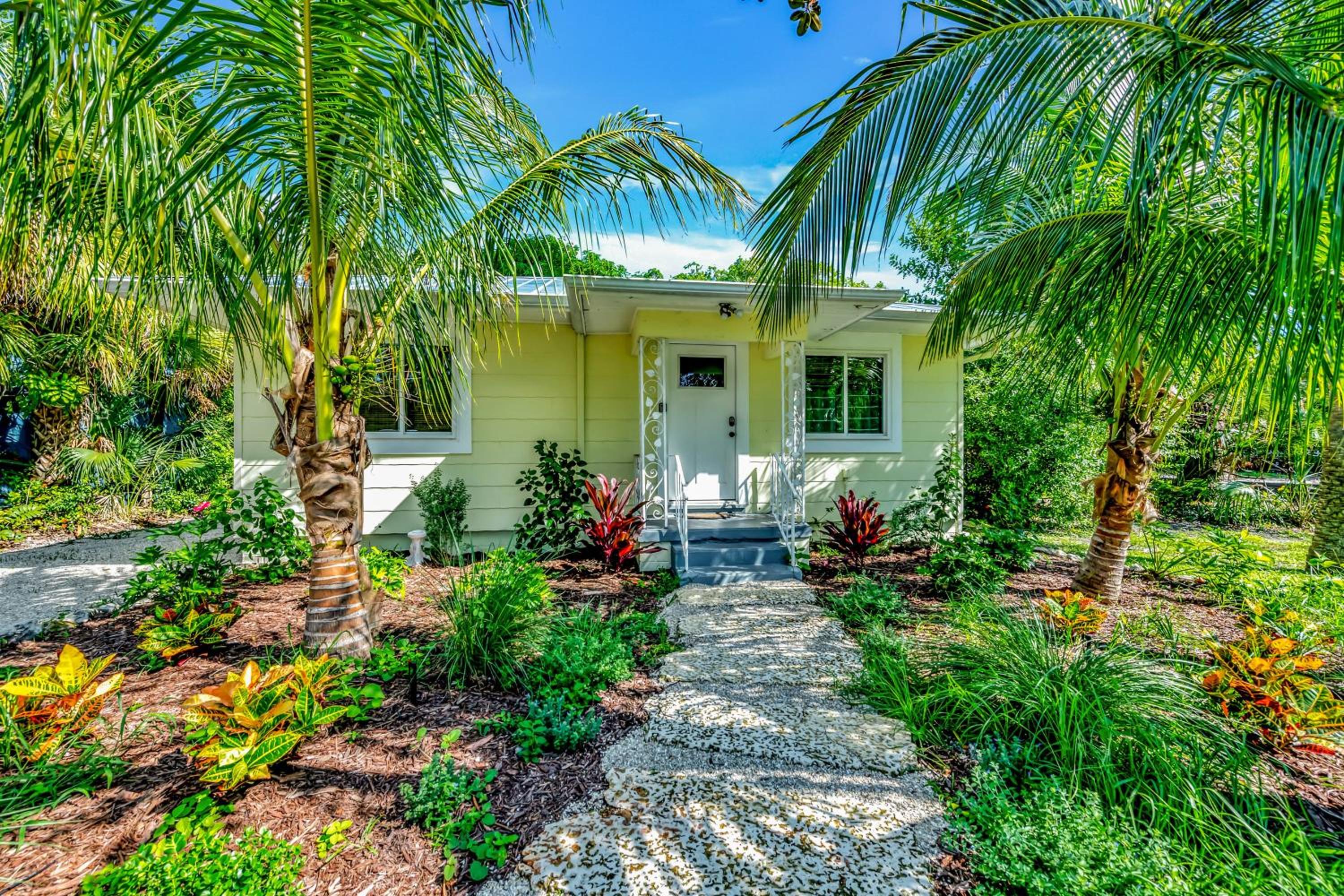 Casa Posada - So Close You Can Hear the Waves Historic Beach Cottage w Beach Gear