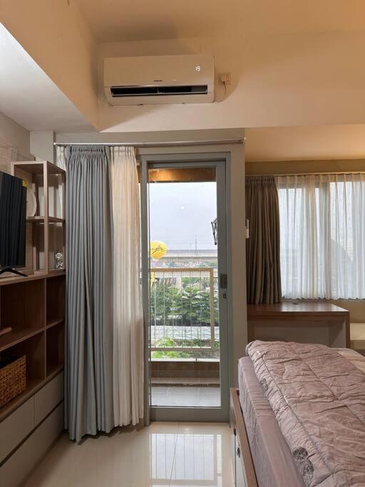 Cozy Studio Apartment LRT City Jatibening view 4