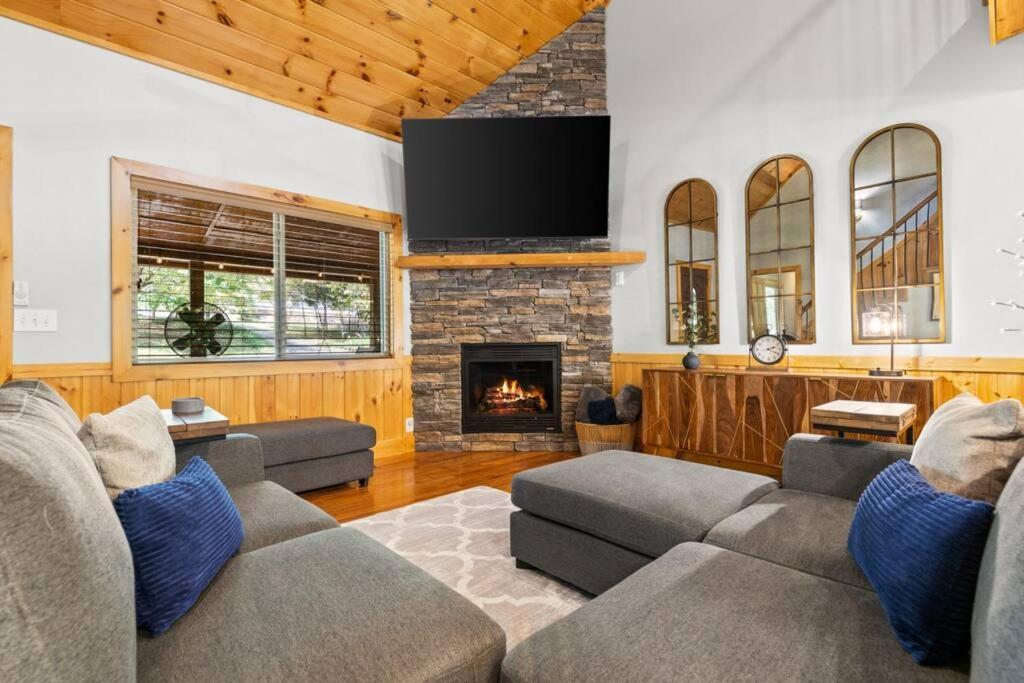 Cabin At The Lake-Morganton - Hot Tub,Pet Friendly view 4
