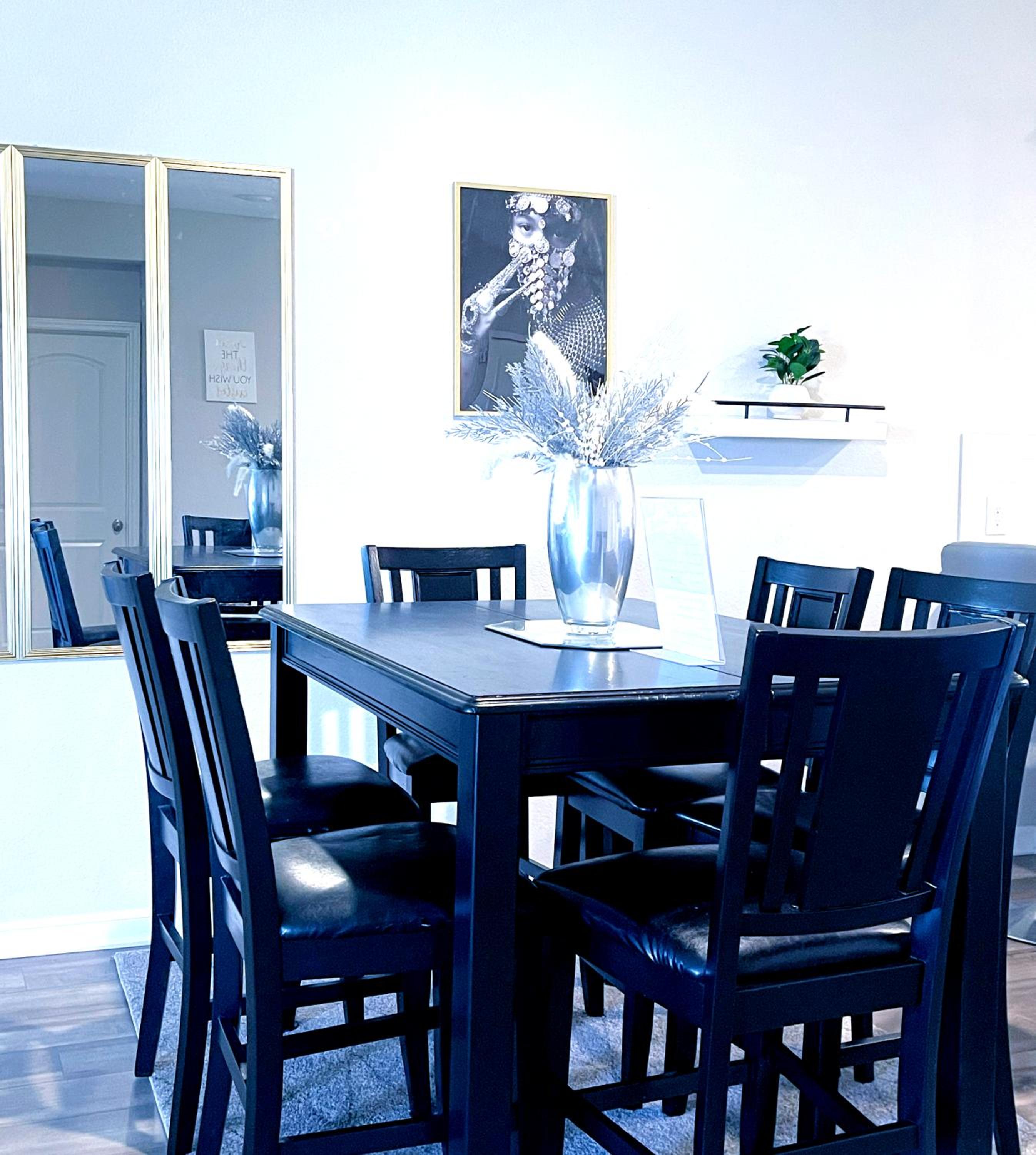 5 bedroom house 6 Queen Beds, king suite & Office view 3