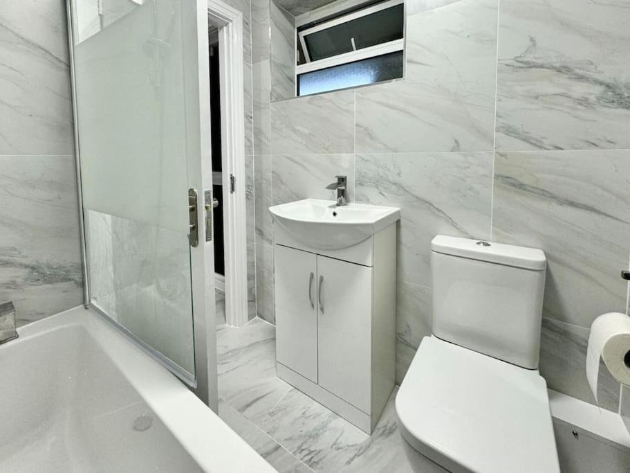 2-Bedroom Flat Near Euston Station, Central London