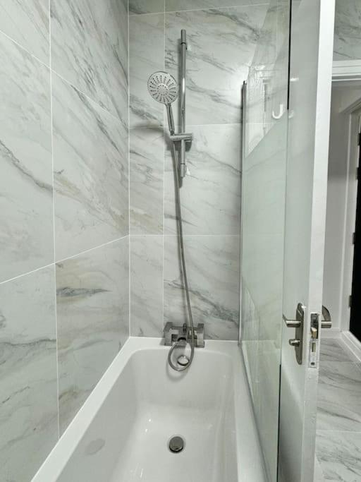 2-Bedroom Flat Near Euston Station, Central London