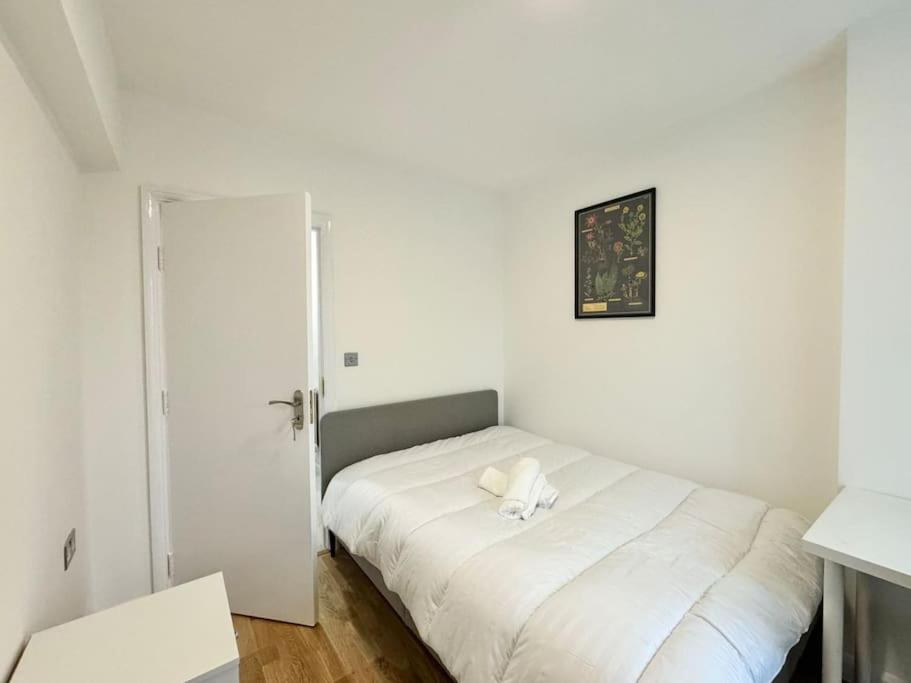 2-Bedroom Flat Near Euston Station, Central London