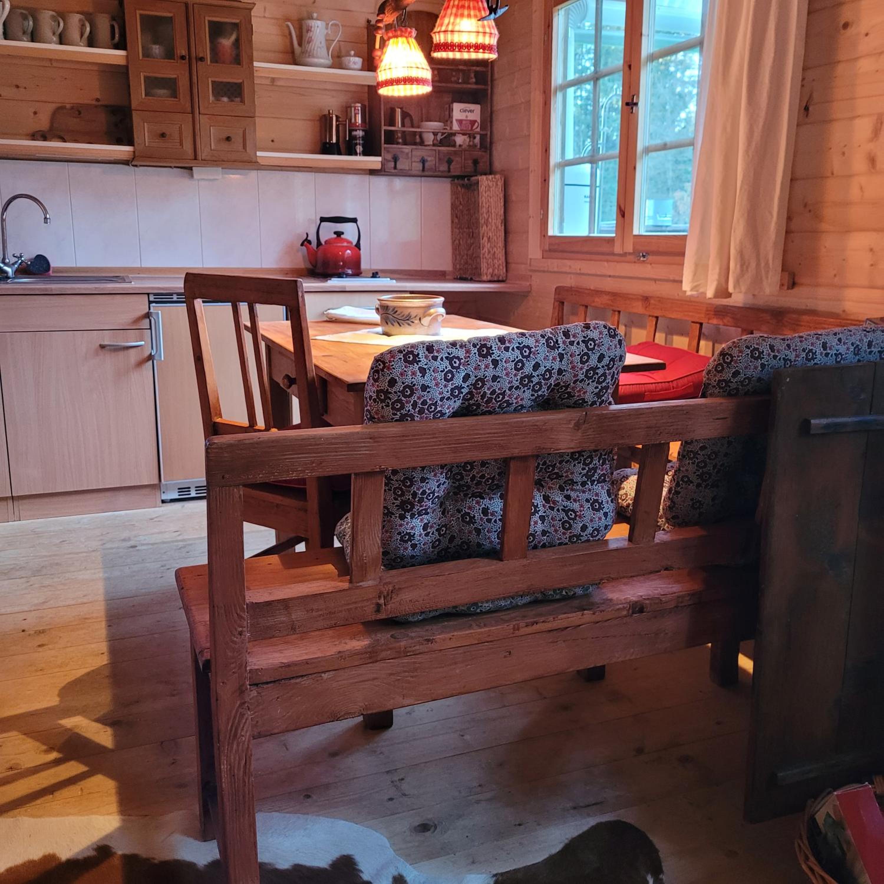Holzhütte allein am Waldrand
