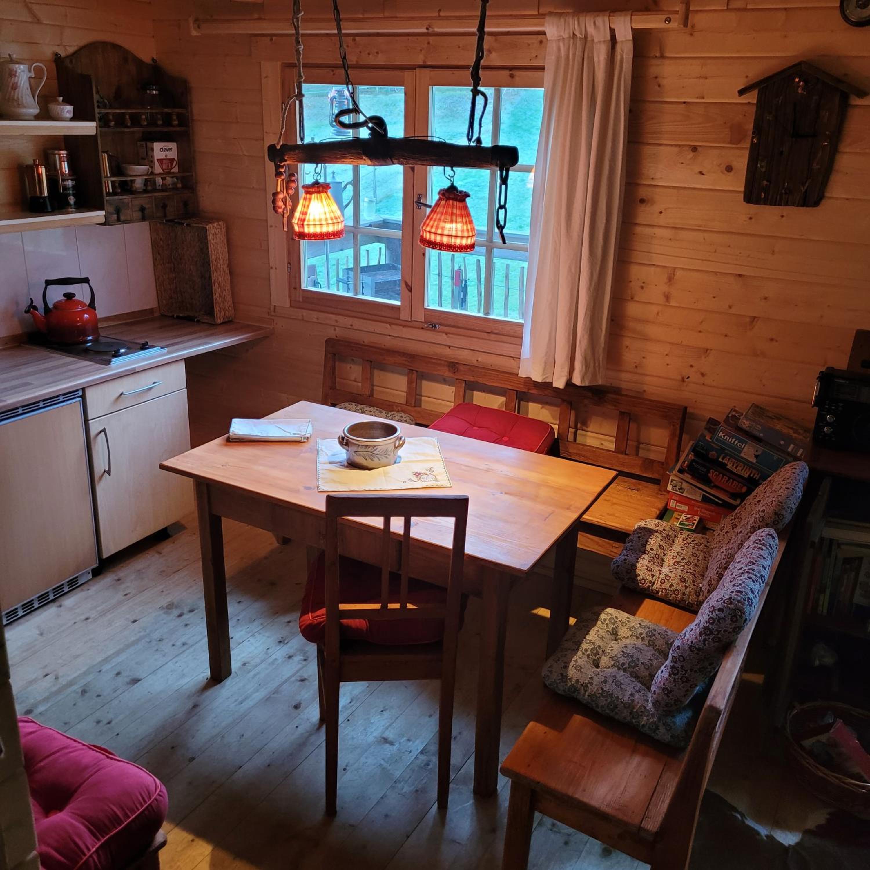 Holzhütte allein am Waldrand