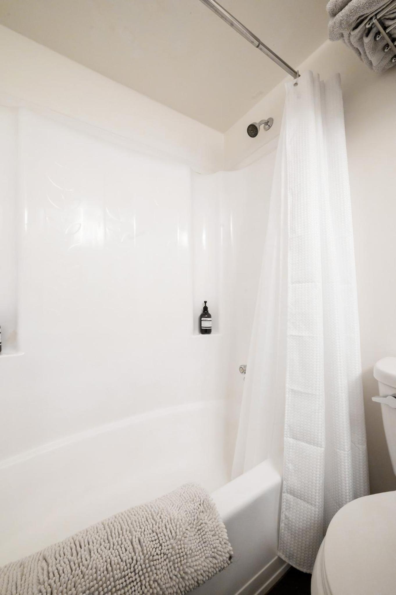Group Stays - Large Renovated Apartment with Pool and Hot Tub