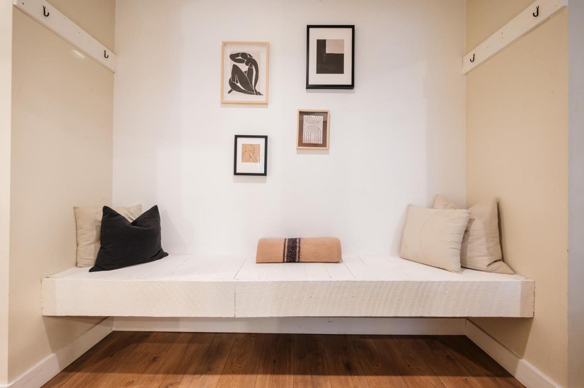 Group Stays - Large Renovated Apartment with Pool and Hot Tub