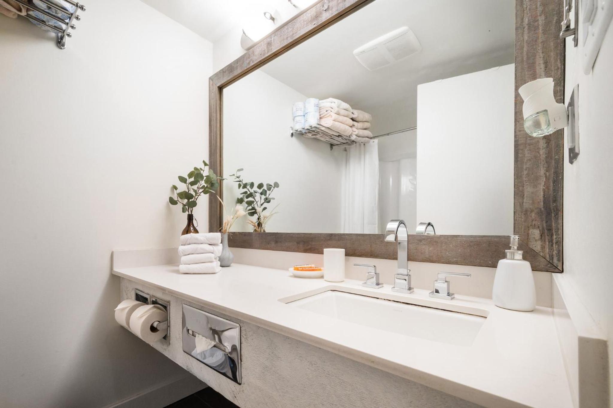 Group Stays - Large Renovated Apartment with Pool and Hot Tub