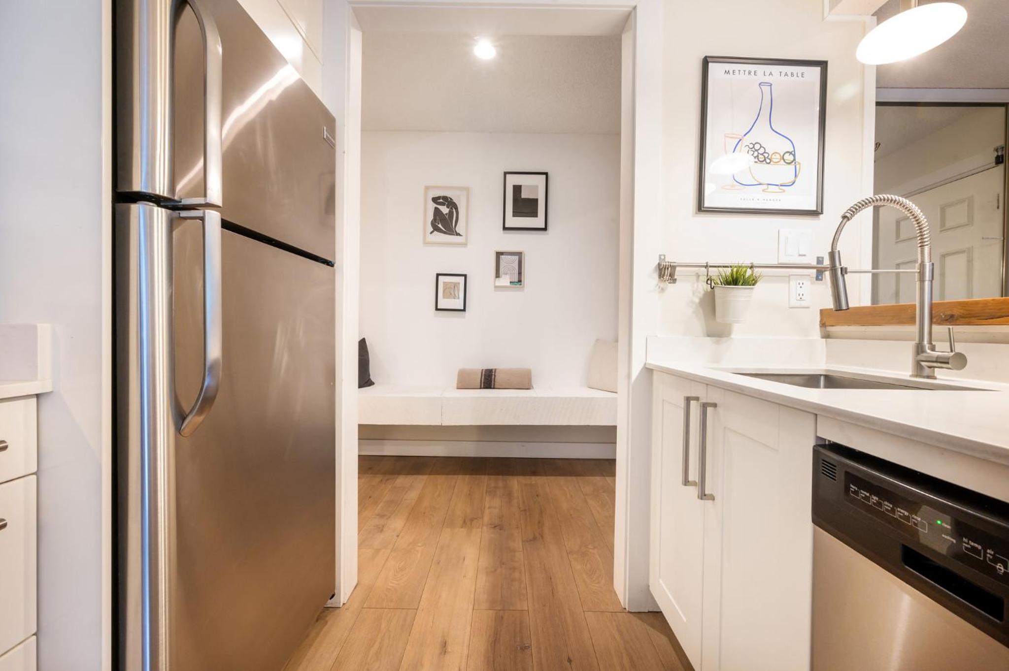 Group Stays - Large Renovated Apartment with Pool and Hot Tub