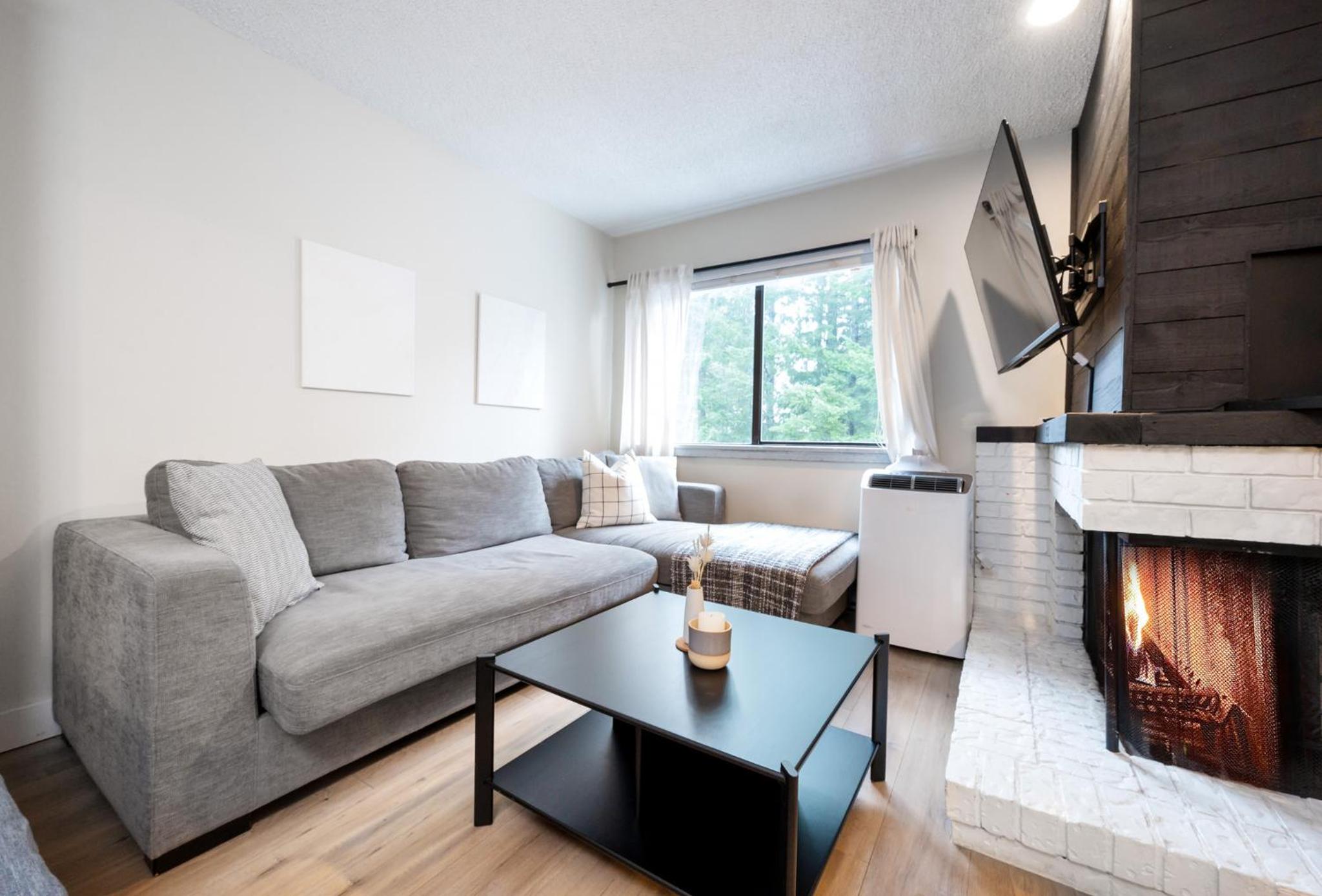 Group Stays - Large Renovated Apartment with Pool and Hot Tub
