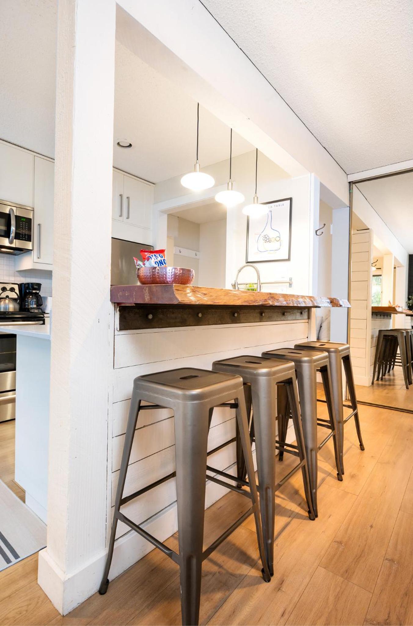 Group Stays - Large Renovated Apartment with Pool and Hot Tub