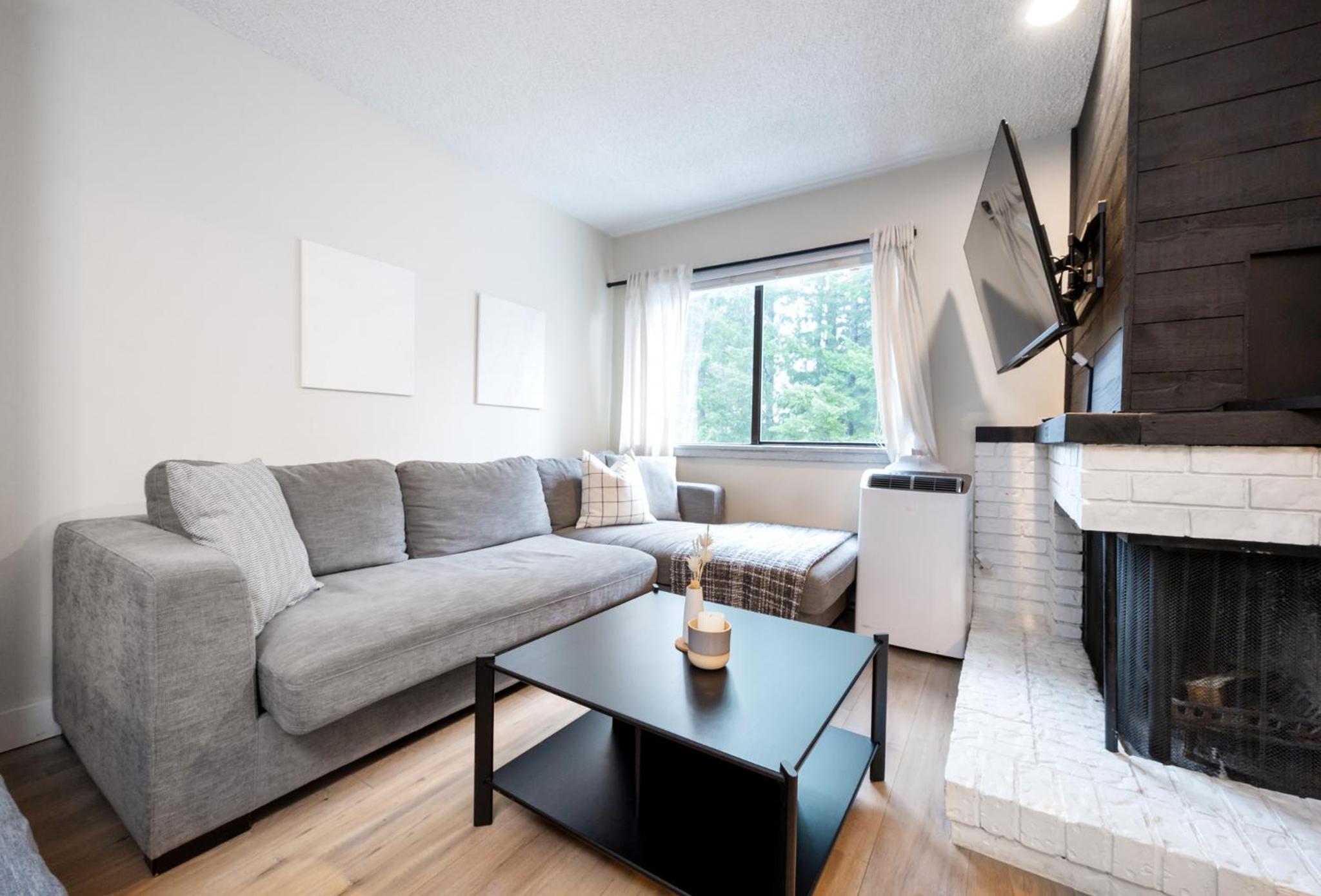 Group Stays - Large Renovated Apartment with Pool and Hot Tub