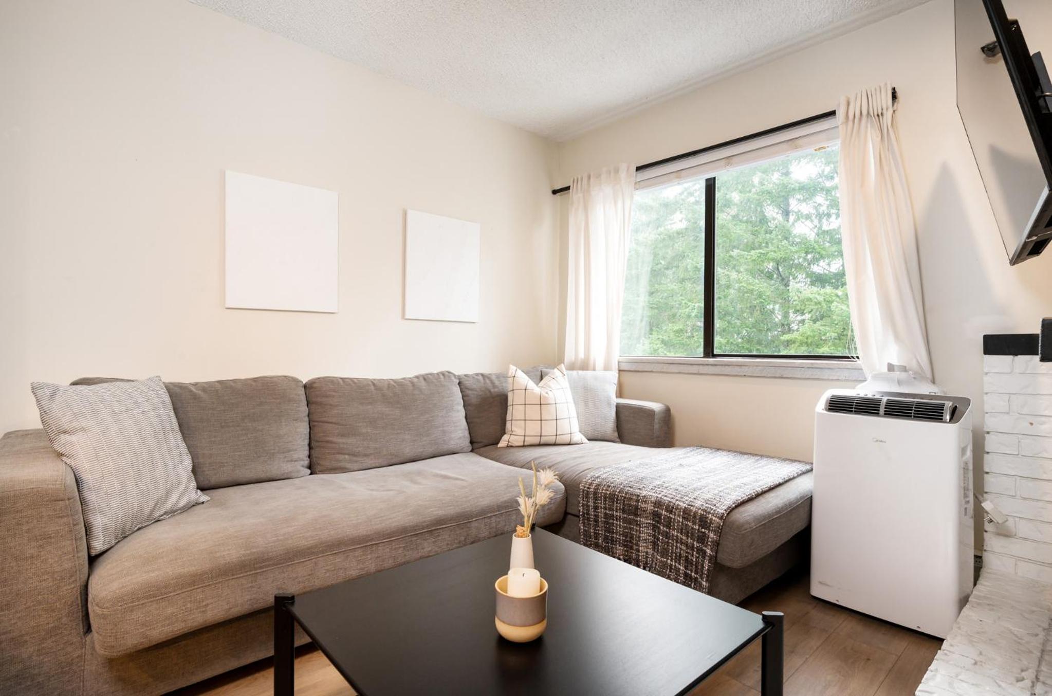 Group Stays - Large Renovated Apartment with Pool and Hot Tub
