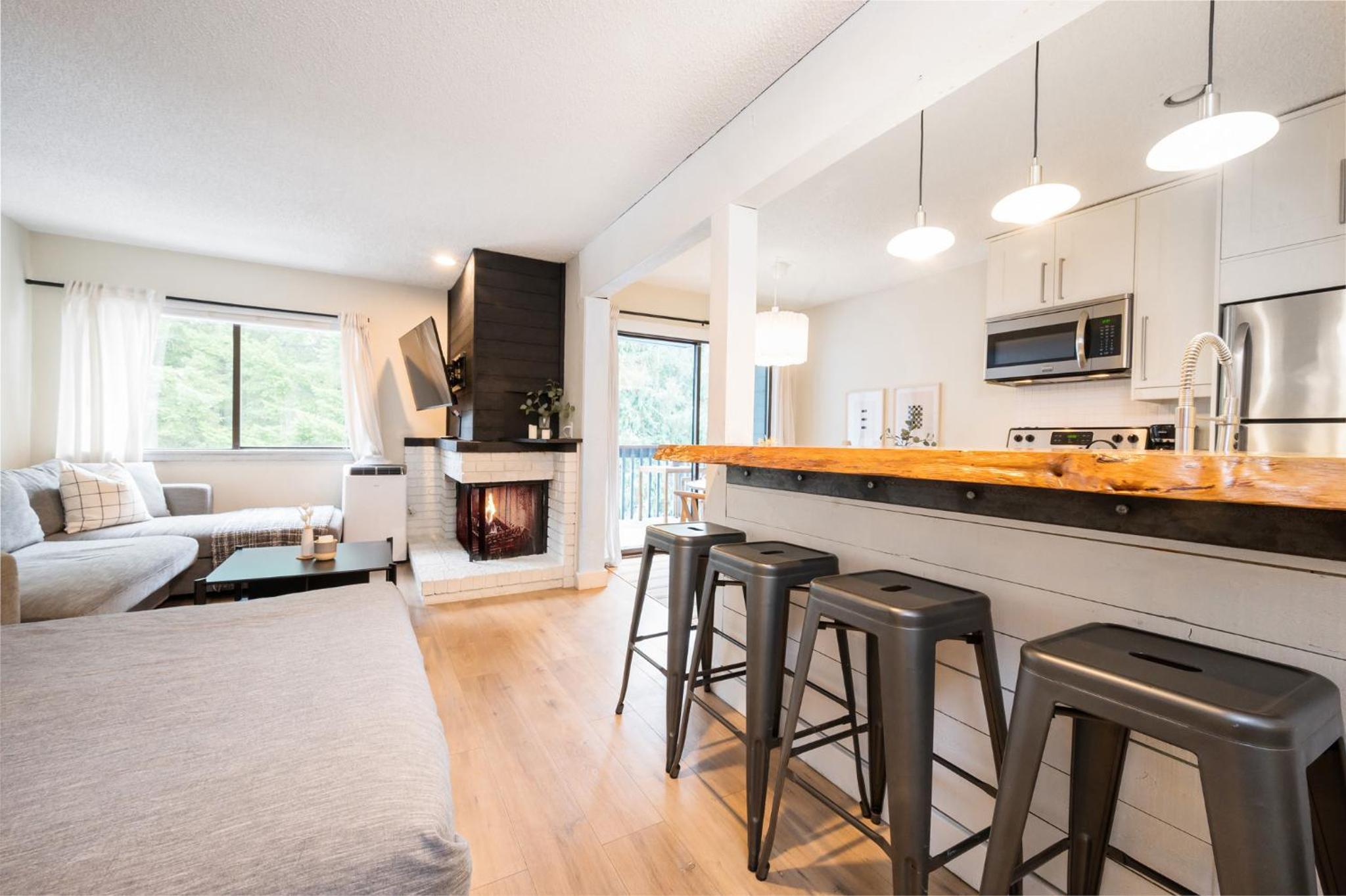 Group Stays - Large Renovated Apartment with Pool and Hot Tub