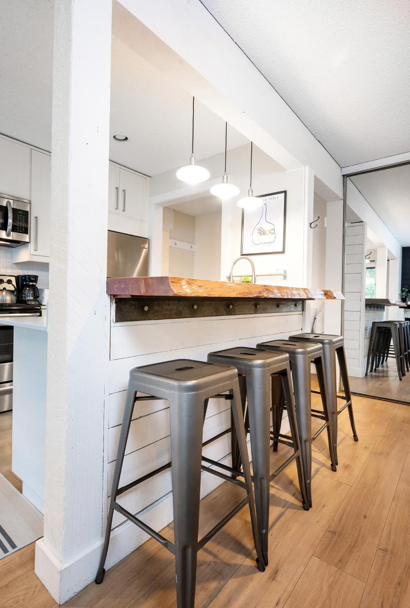 Group Stays - Large Renovated Apartment with Pool and Hot Tub