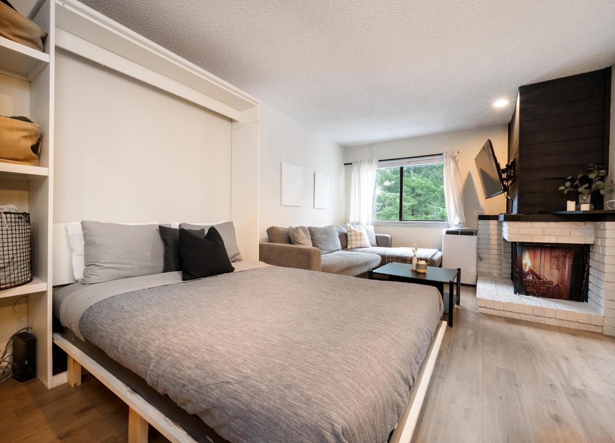 Group Stays - Large Renovated Apartment with Pool and Hot Tub