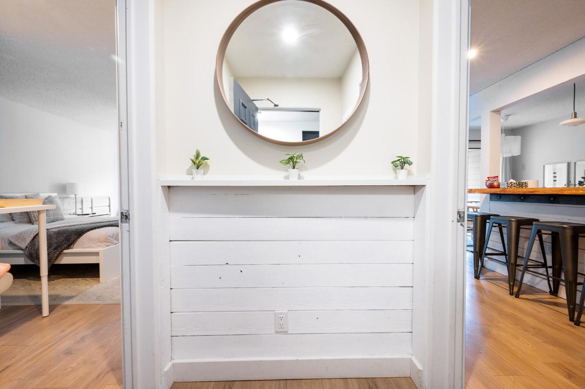 Group Stays - Large Renovated Apartment with Pool and Hot Tub