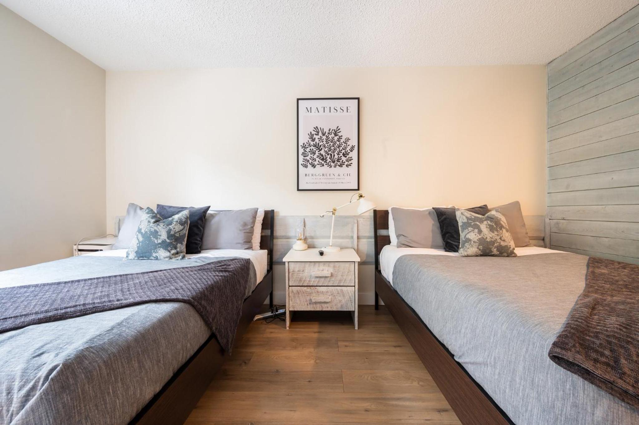 Group Stays - Large Renovated Apartment with Pool and Hot Tub