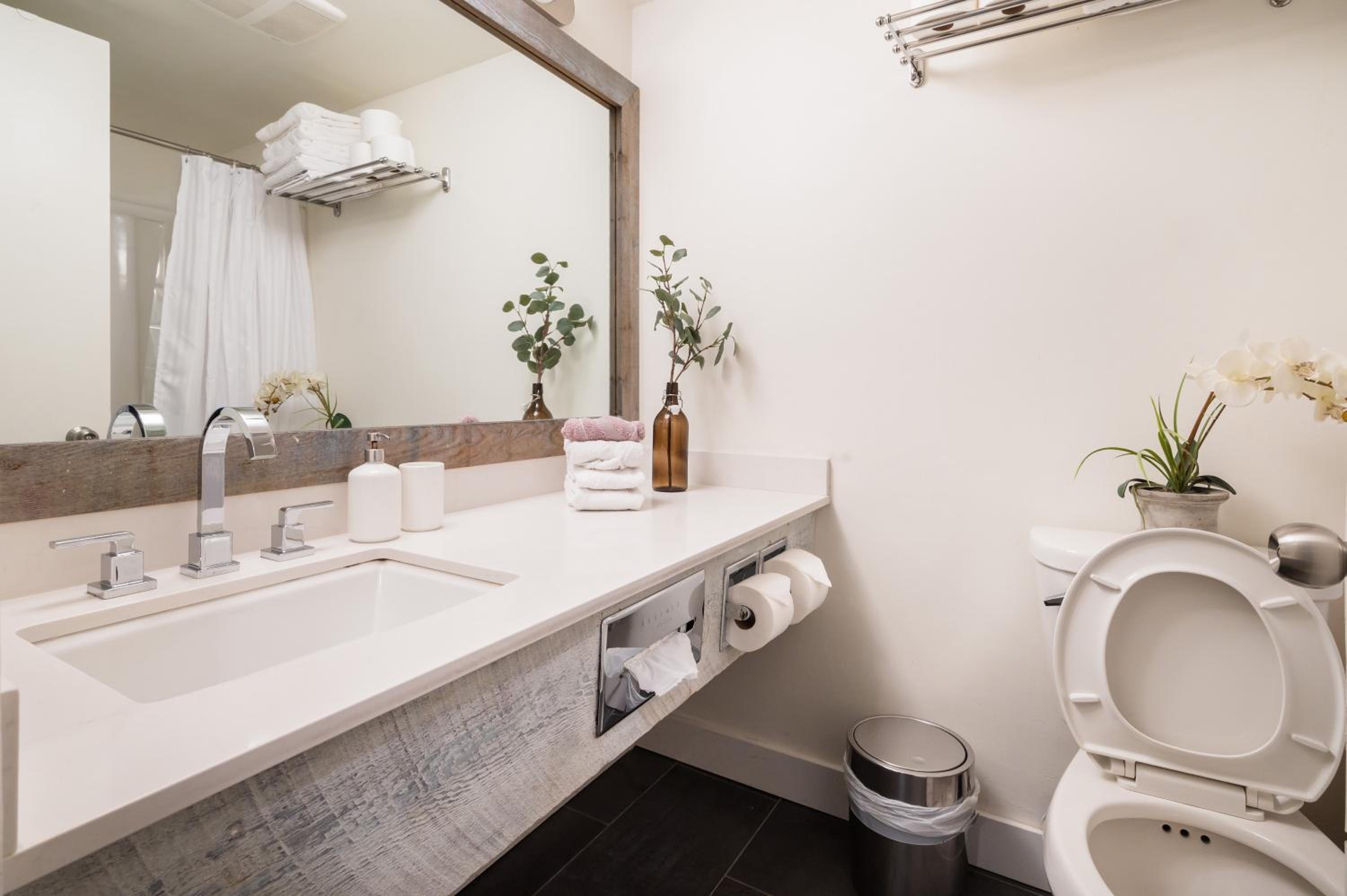 Group Stays - Large Renovated Apartment with Pool and Hot Tub