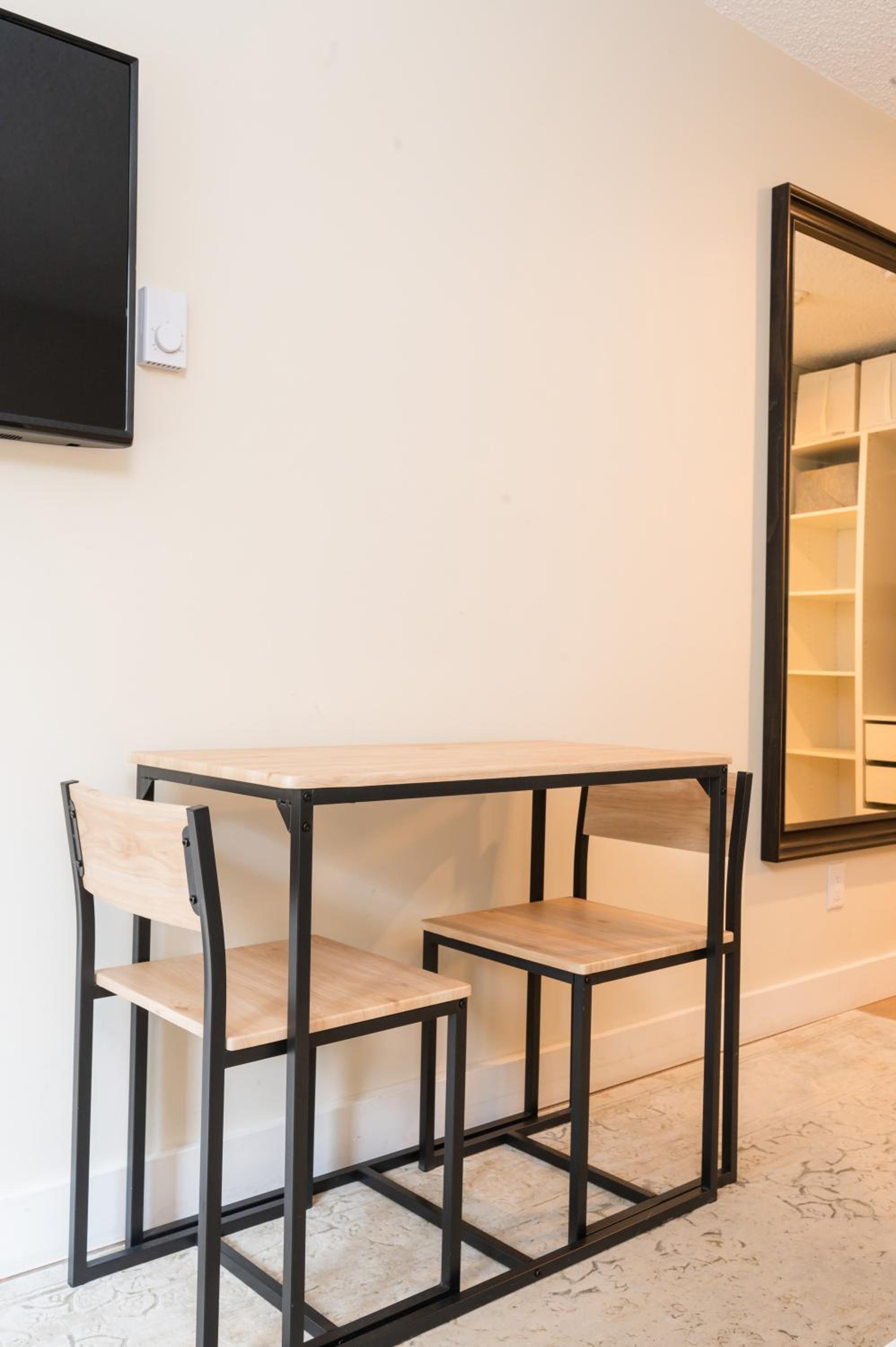 Group Stays - Large Renovated Apartment with Pool and Hot Tub